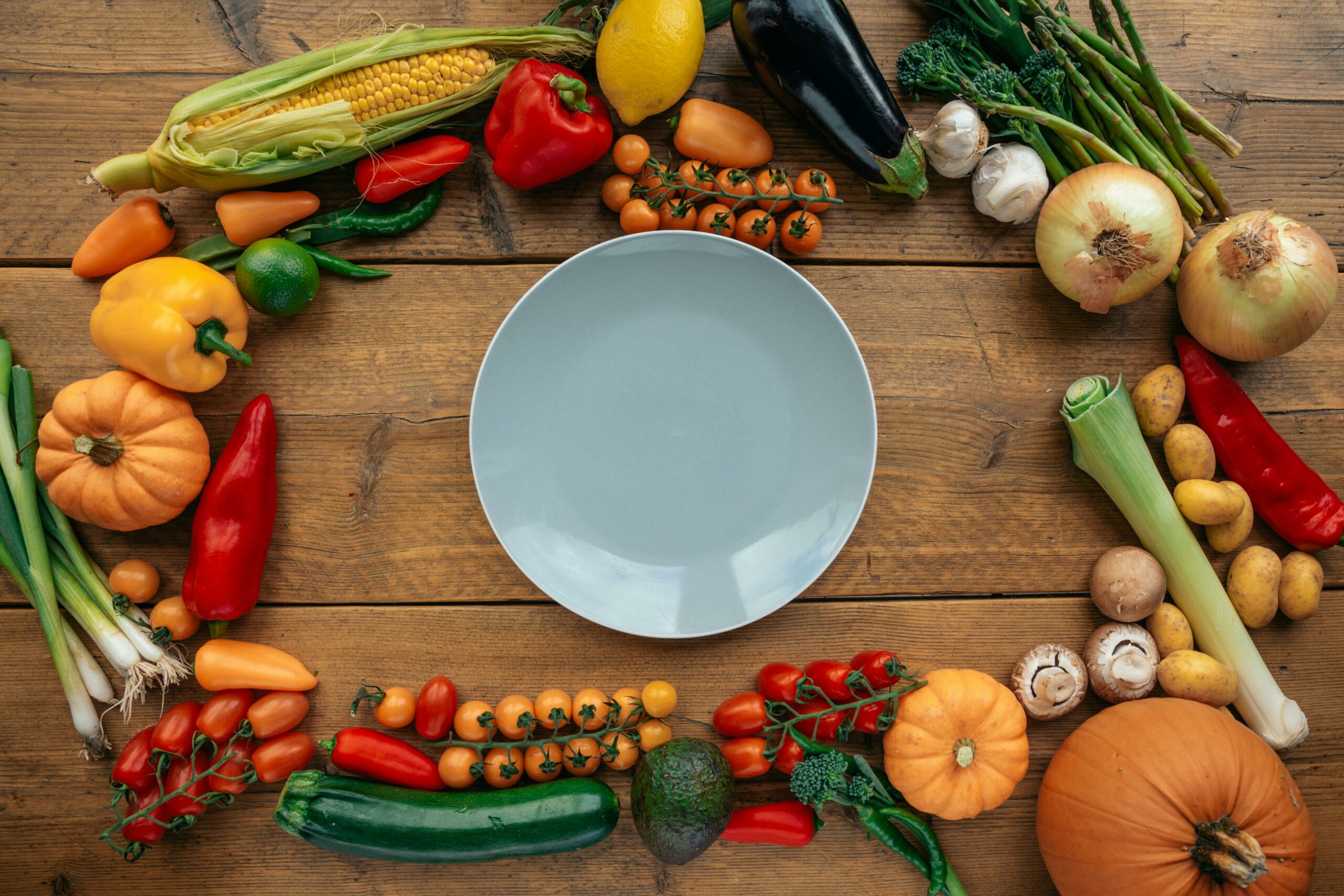 photo de légume du soleil sur une table avec une assiette blanche au centre