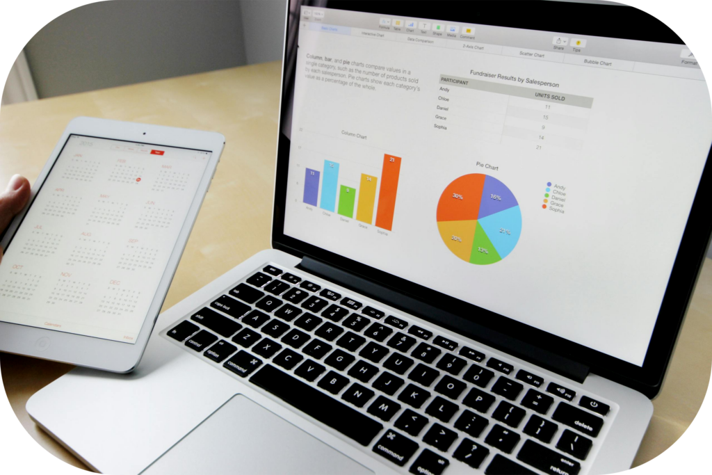 Ordinateur portable affichant des tableaux et des graphiques avec calendrier sur tablette pour l'analyse des données et la planification.